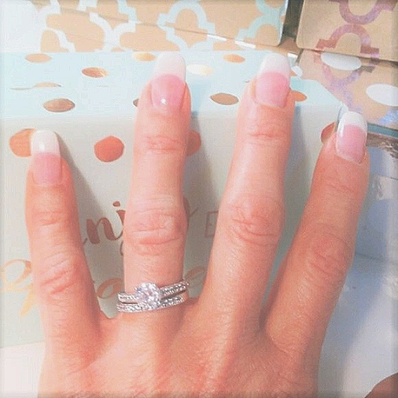 Simulated Diamonds Wedding Engagement Wedding Set Round Ring - Picture 4 of 11